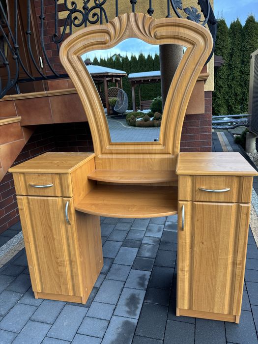 Drewniana toaletka. Brak śladow użytkowania.