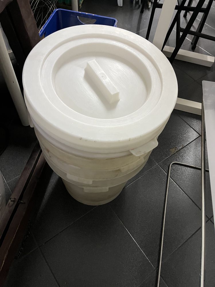 Conjunto de 4 baldes e 2 tampas em plastico
