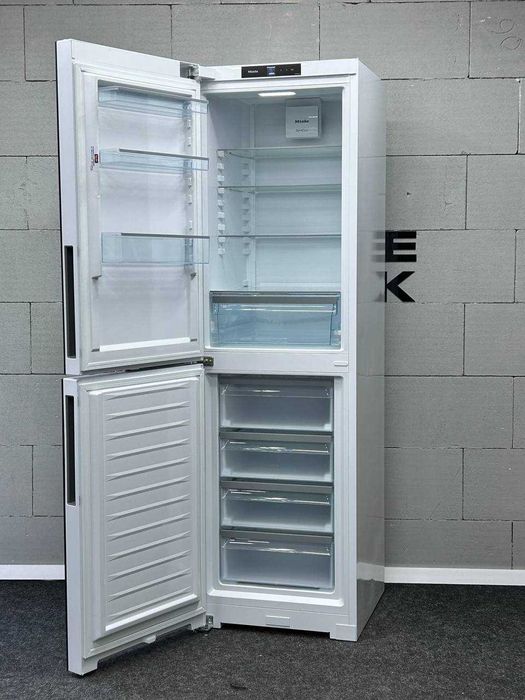 Скляний чорний холодильник Miele KFN4393 FD ws