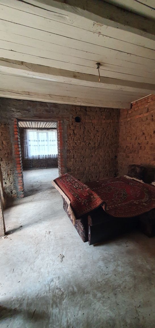 Невеликий будинок поряд з містом