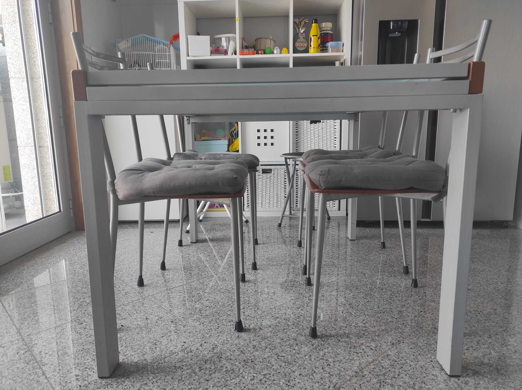 Mesa extensível e 4 cadeiras