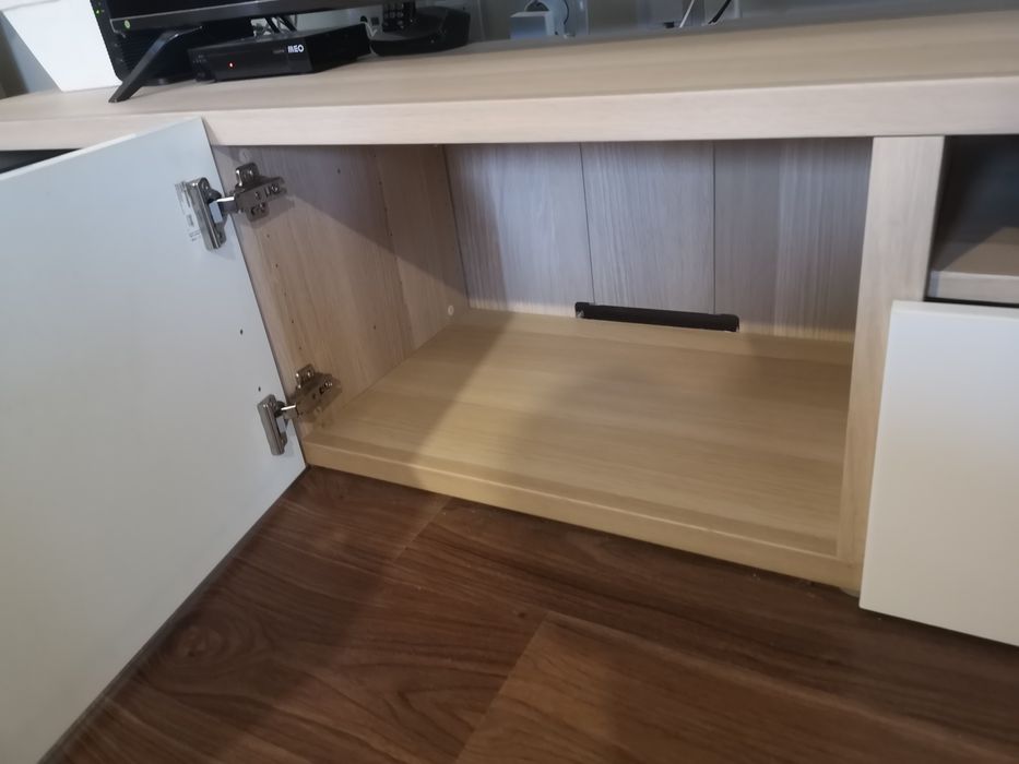 Móvel tv branco e madeira ikea