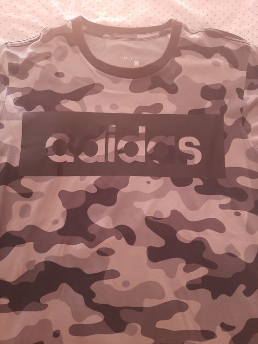 T-shirt adidas usadas 1 vez