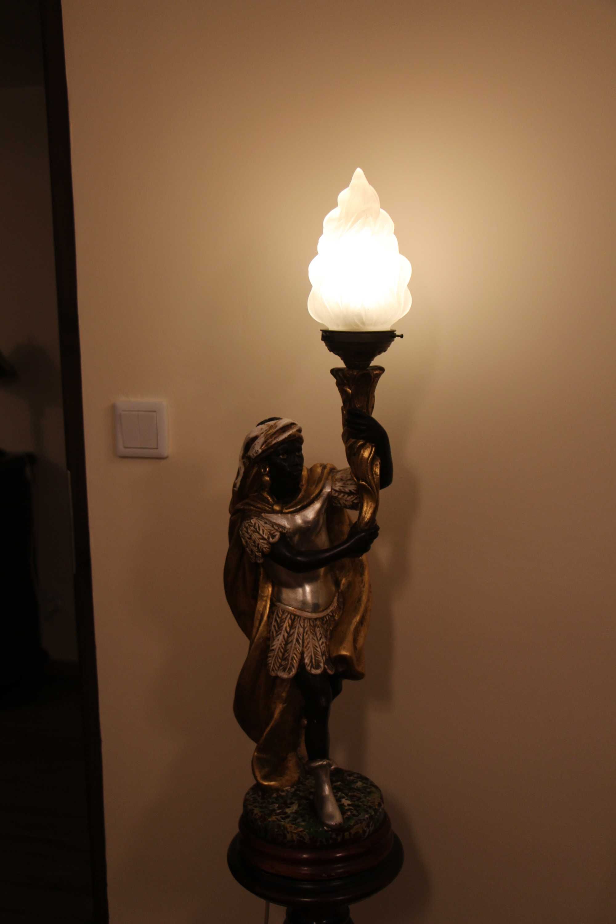 Lampa, piękna rzeźba z pochodnią.