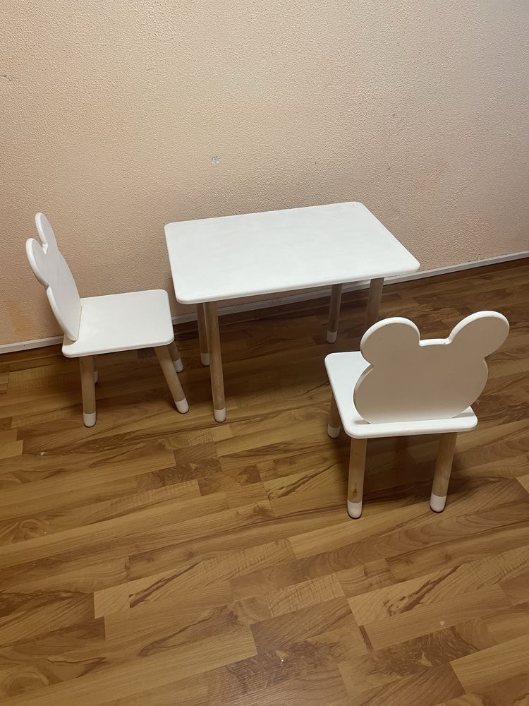 Дитячий столик зі стільцями