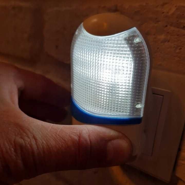 Lampka NOCNA LED do GNIAZDKA z Czujnikiem ZMIERZCHU BIAŁA Uniwersalna