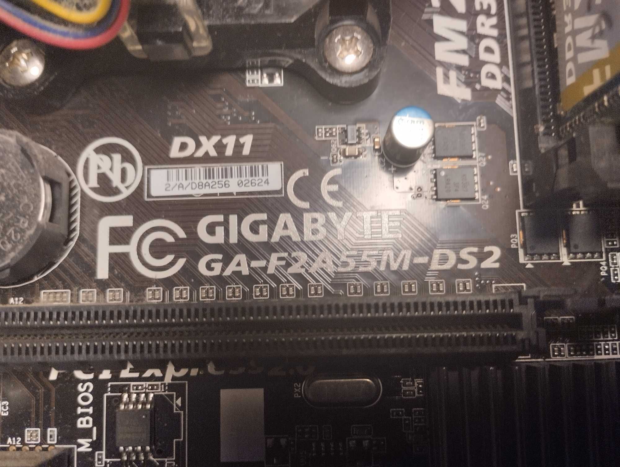 Комплект Gigabyte GA-F2A55M-DS2 FM2+ A4-4000 в идеальном состоянии