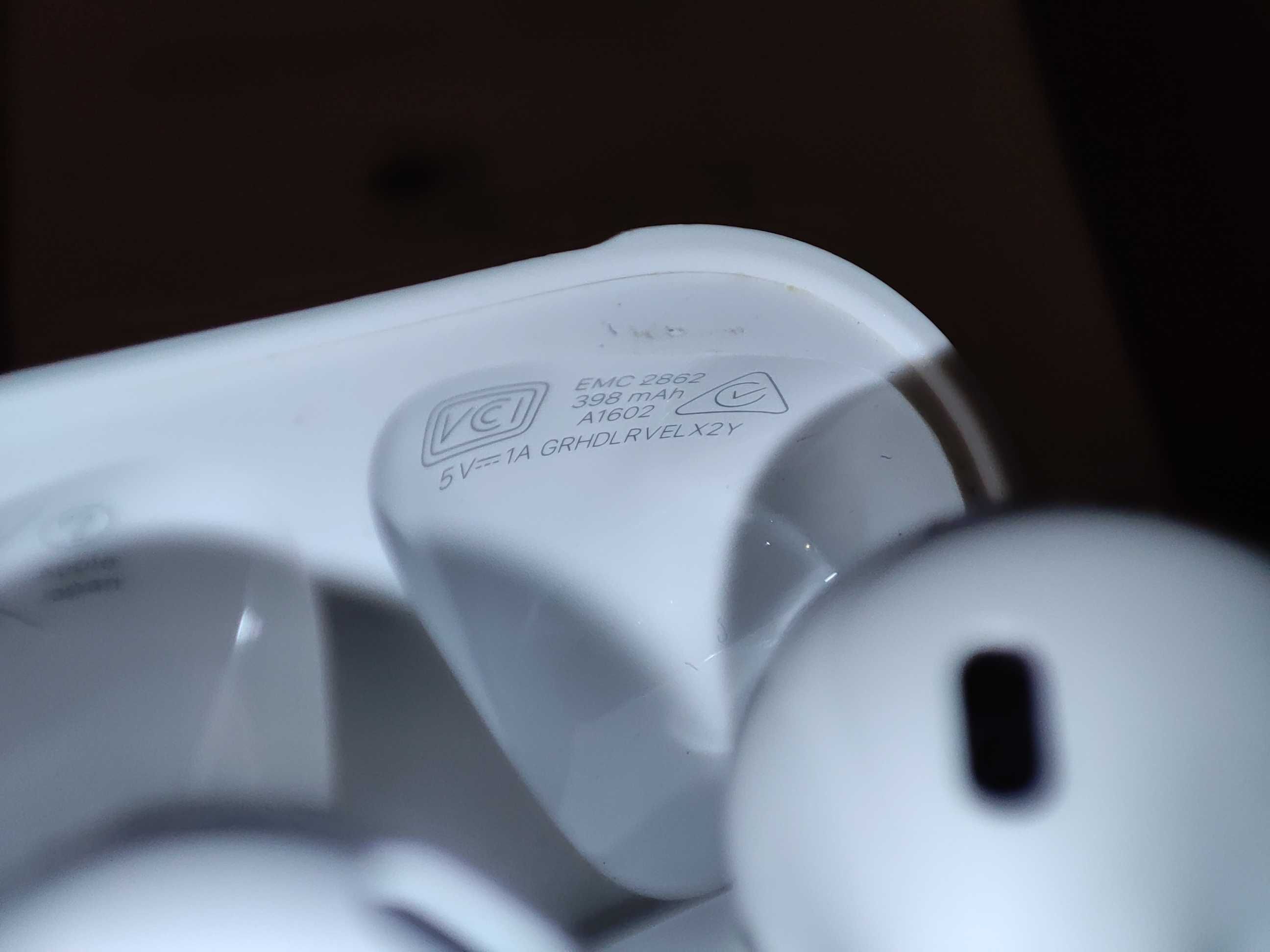 Słuchawki Apple AirPods 2. generacji z etui ładującym