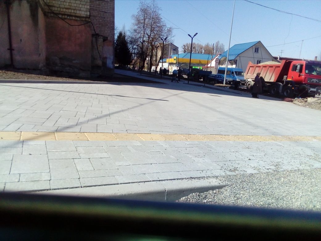 Встановлення бруківки. Укладка тротуарной плитки Заливаємо бетон