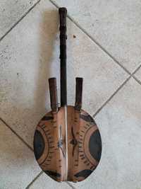 Instrumento de cordas africano com cerca de 40 ou 50 anos