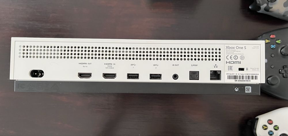 Xbox One S 500 GB + 3 kontrolery + 11 gier – komplet