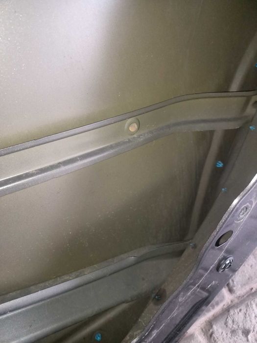 Двері праві задні Jeep cherokee