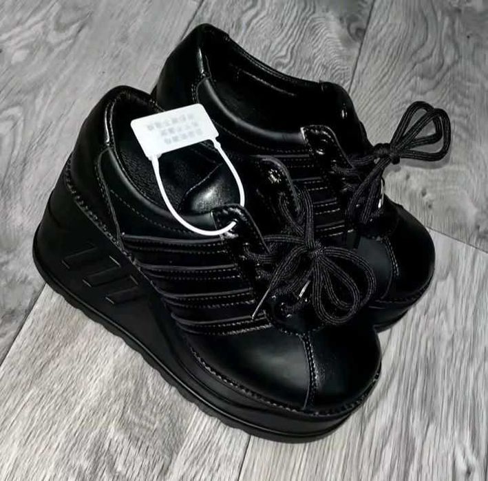 кроссовки на высокой подошве demonia