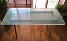 Mesa 1,50x0,70 (vidro temperado, base inox)