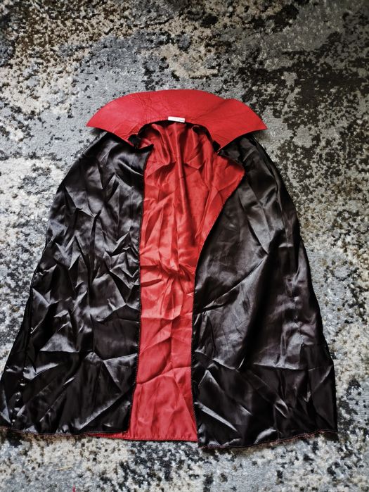 Плащ дракули. Хелловін. Halloween