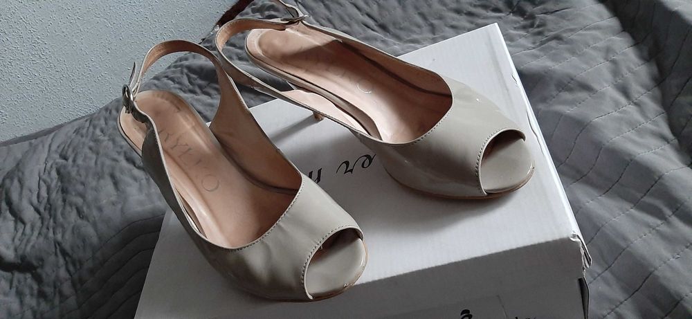 Beżowe sandały Ryłko