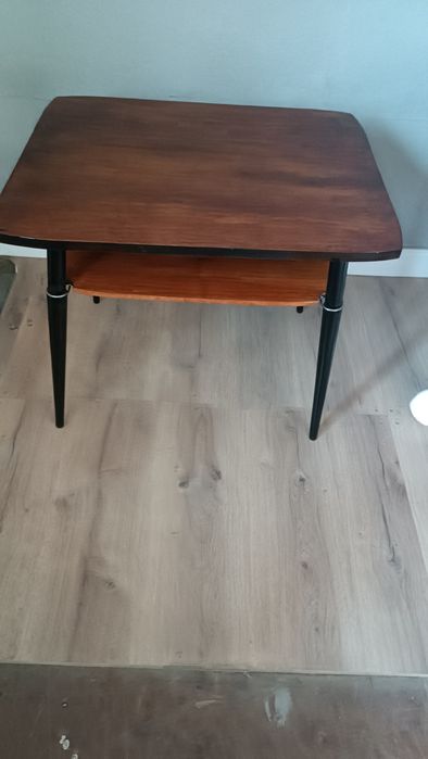 Lampa podłogowa i fotele liski.