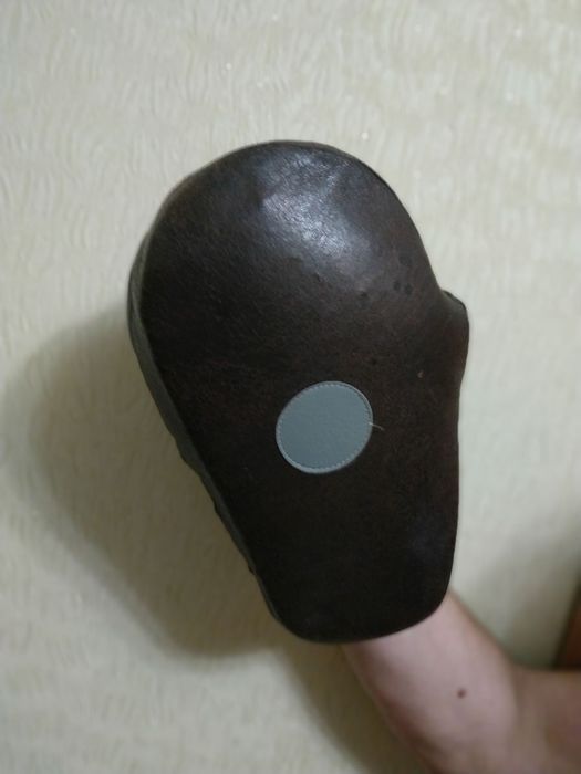 Шкіряна лапа для боксу на праву руку