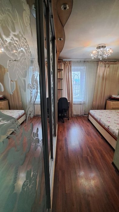 Поряд з центральним автовокзалом.