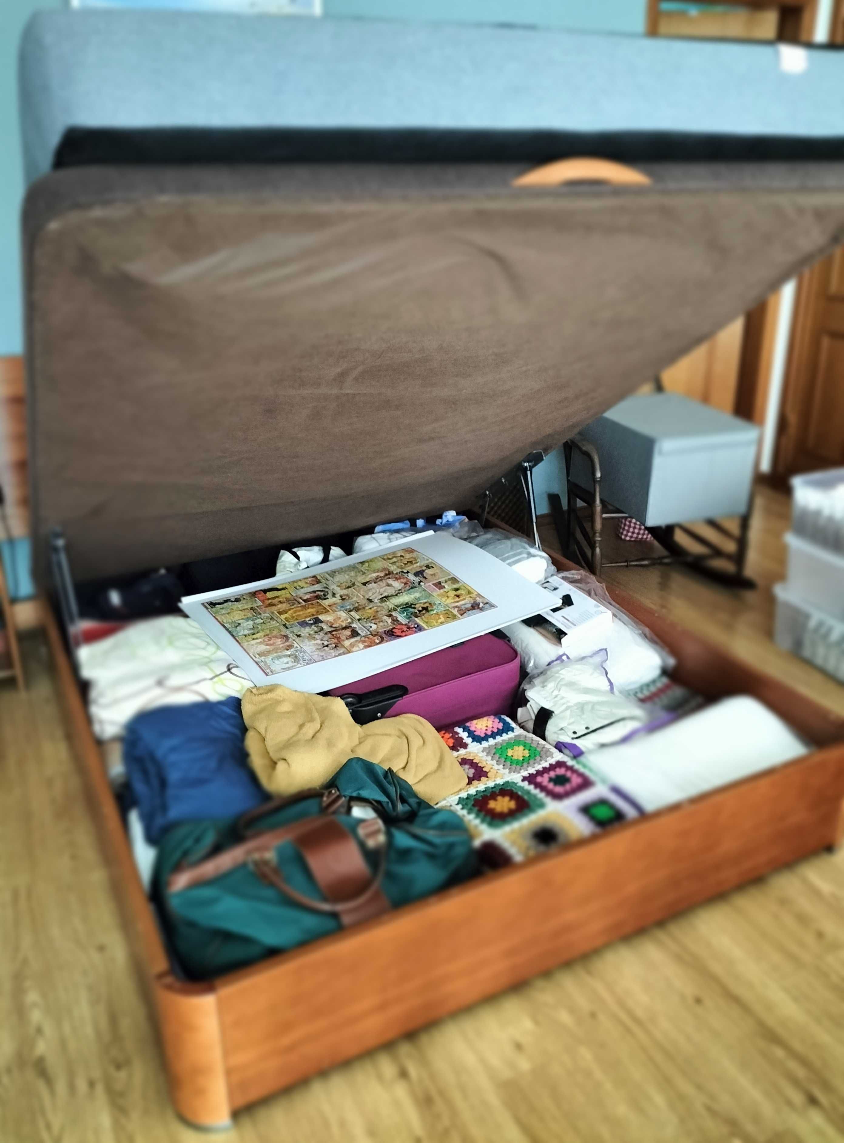 Cama de casal com arrumação e oferta de colchão