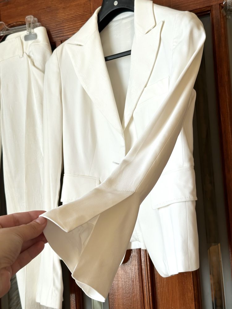 Білий жіночий класичний костюм 42 розмір (піджак і брюки