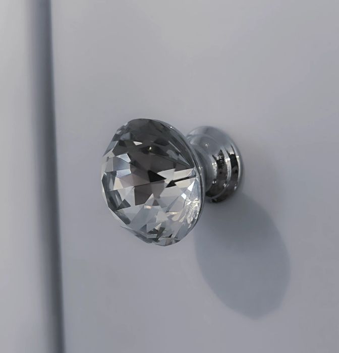 Elegancki uchwyt meblowy z kryształem – stylowy dodatek do wnętrza!