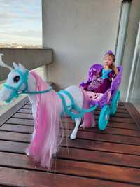 Princesa na carruagem com o cavalo branco