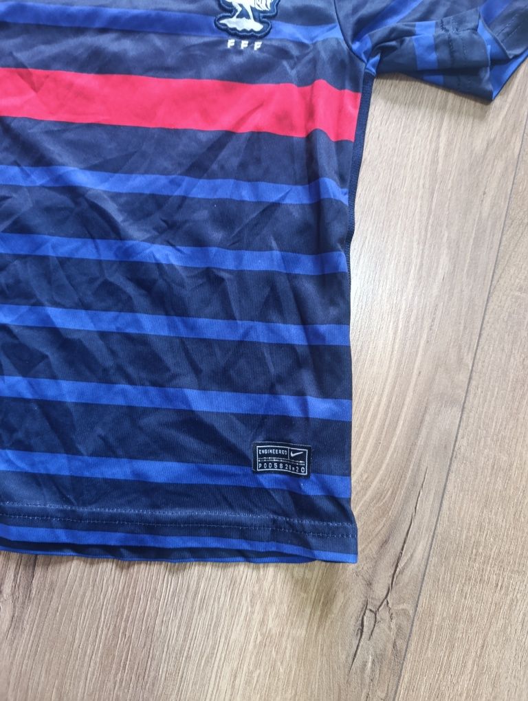 Nike sport podkoszulek piłka nożna 122 sportowy chłopak