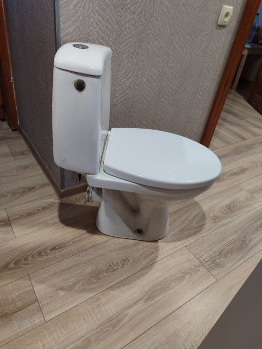 Б/у унітаз без тріщин робочий