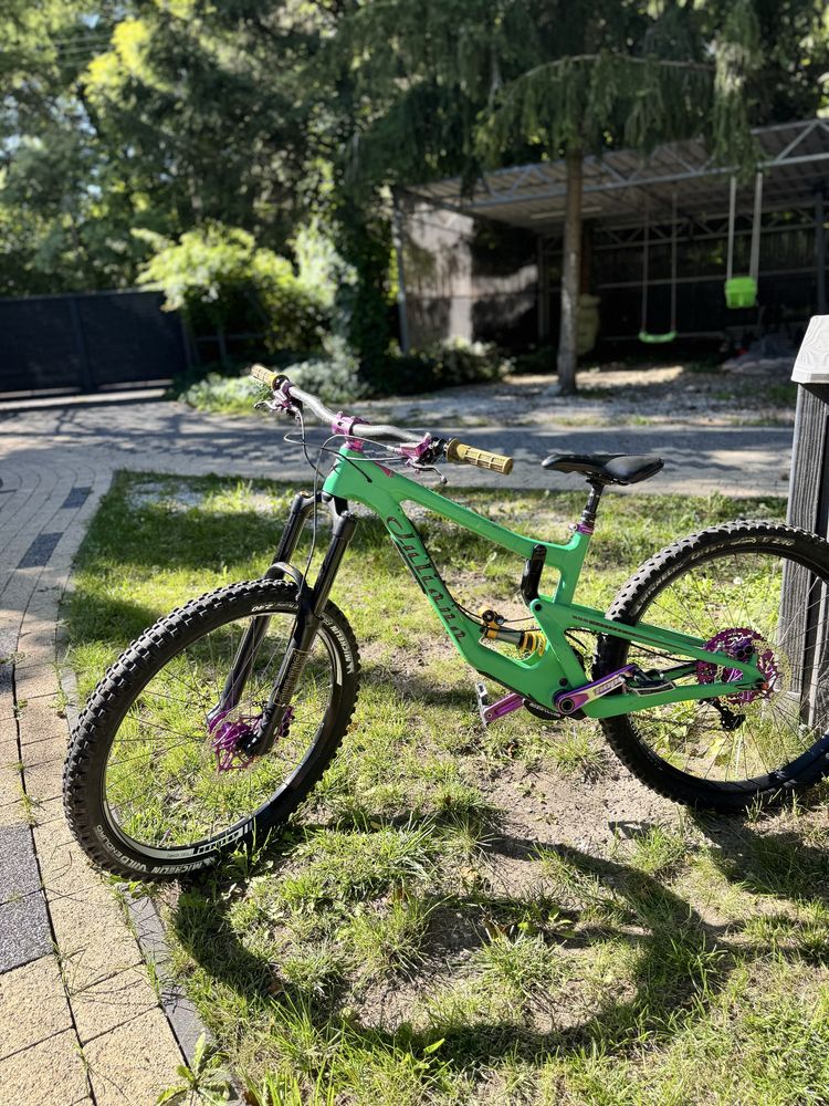 Juliana Strega / Santa Cruz Nomad S – Carbon – Full Hope & Öhlins