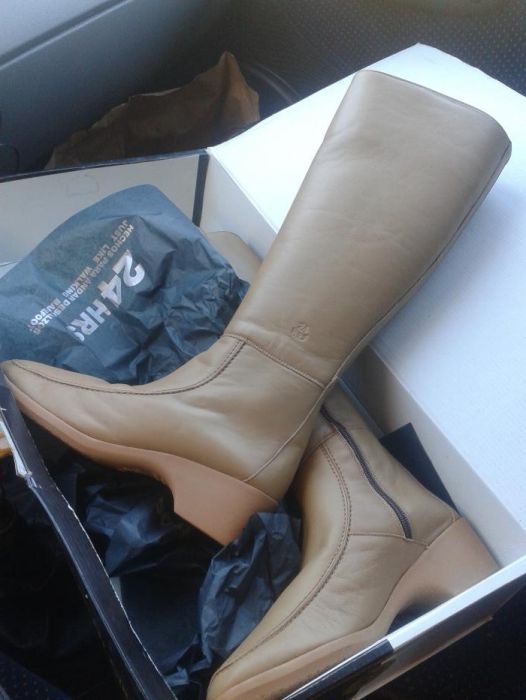 botas em pele novas