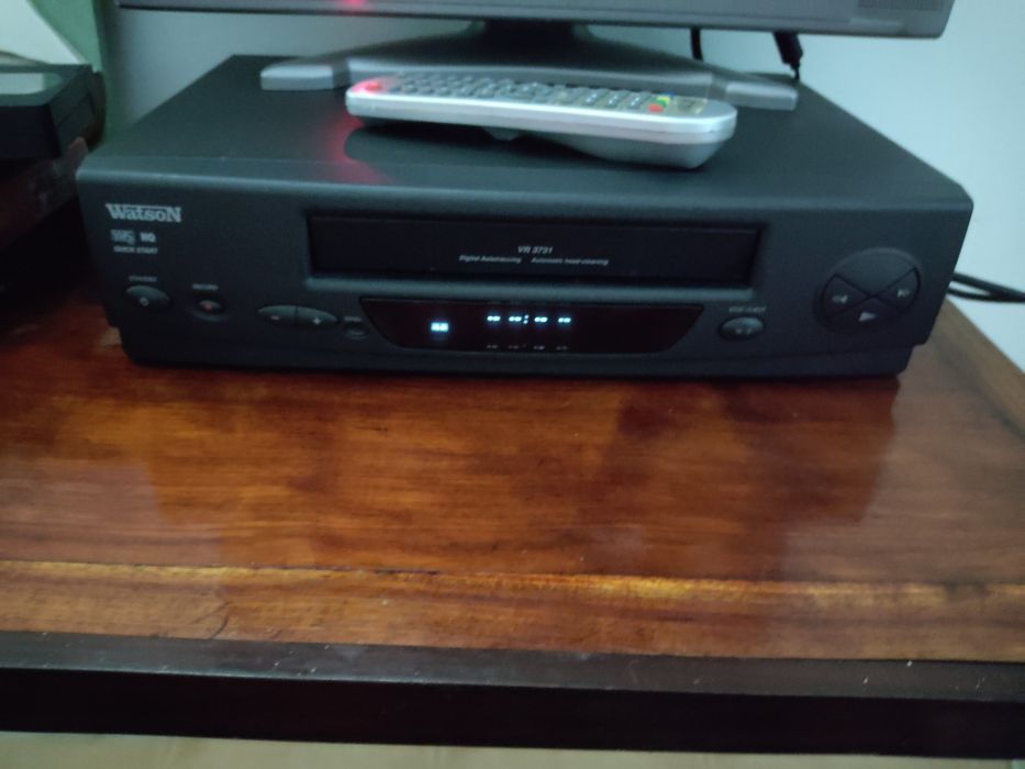 Televisão LCD antiga com entrada de DVD Akai, e video watson .