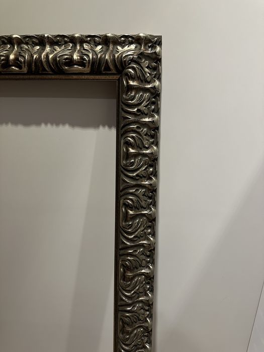 Rama ozdobna o wymiarach 64,5 x 94,5 cm