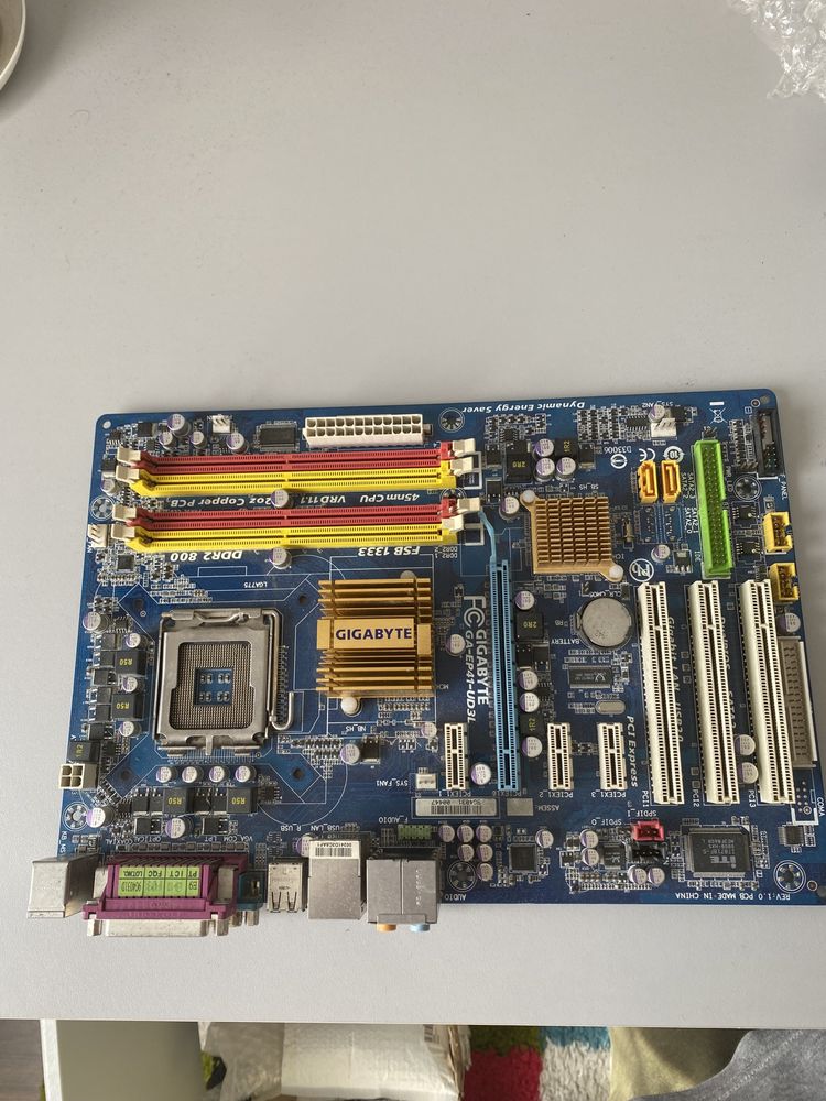 Материнська плата GIGABYTE GA-P41-DS3L