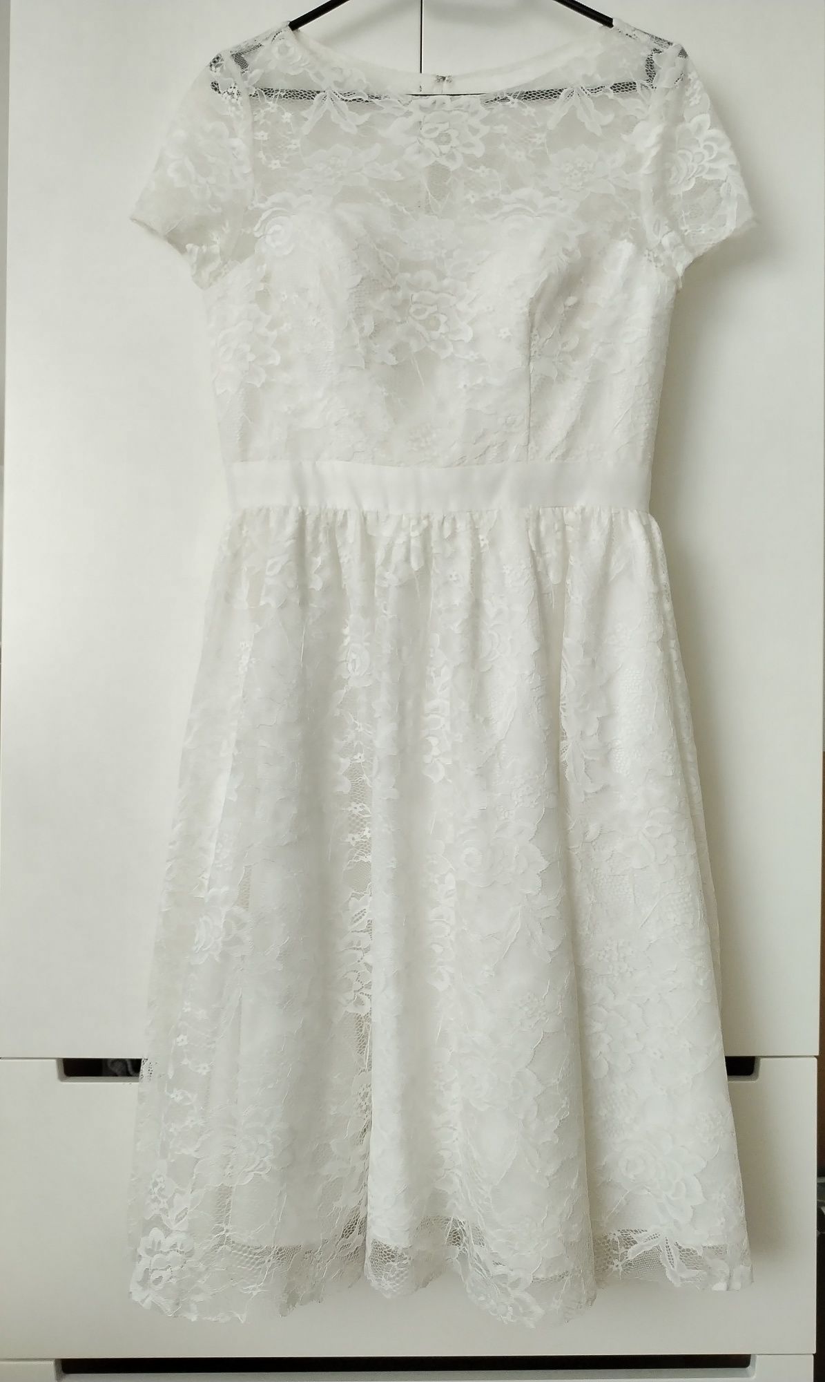 Biała sukienka na ślub cywilny