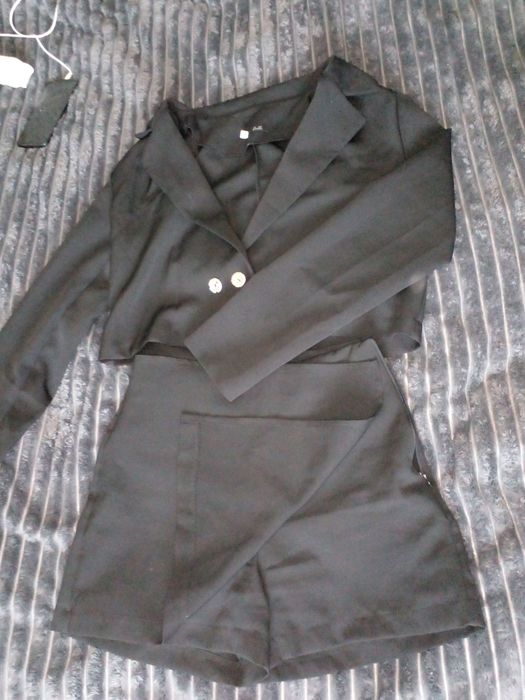 костюм чорного кольору