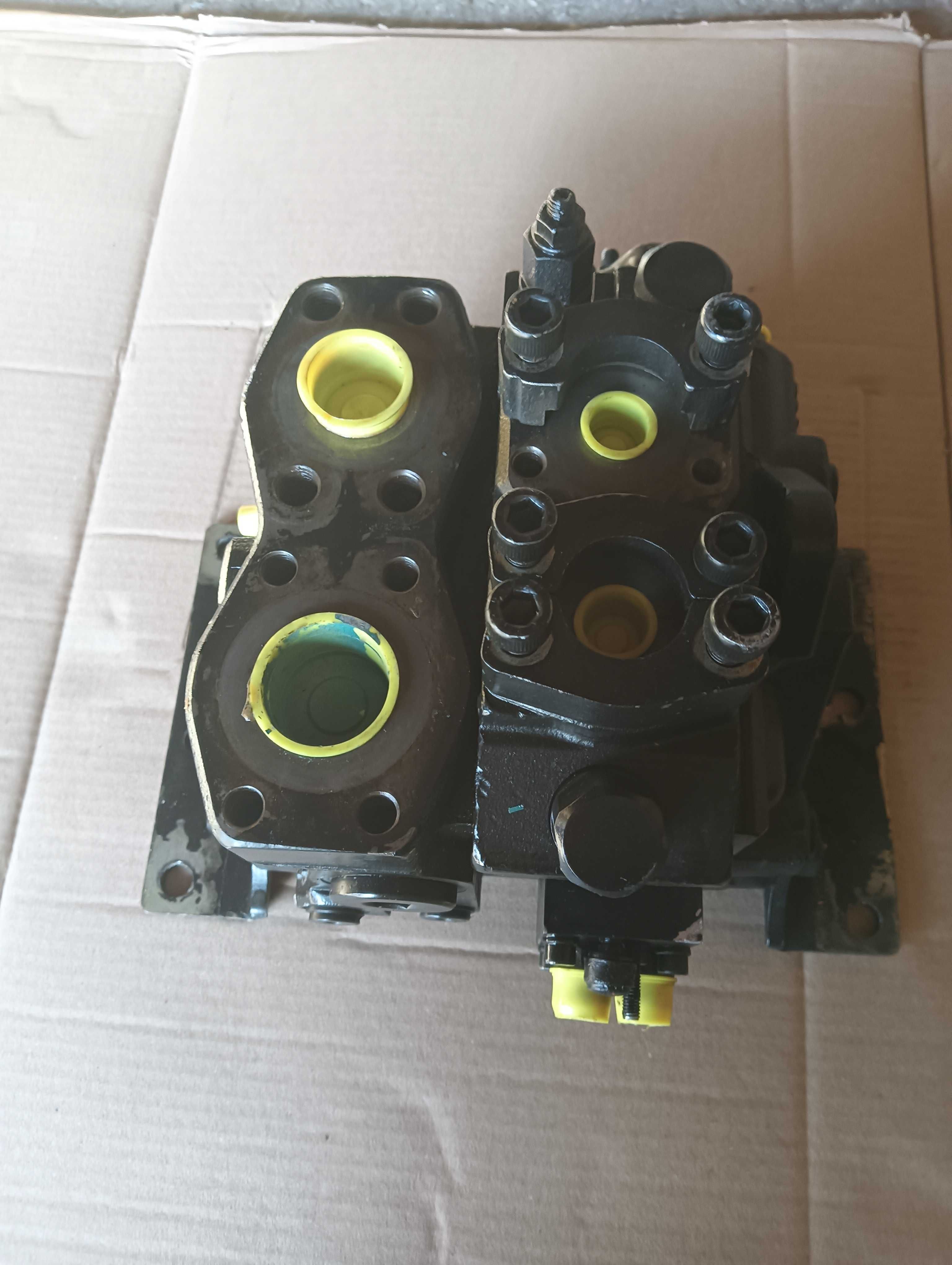 Rozdzielacz-zawór regulacji ciśnienia oleju. Ładowarka Volvo L-120D,E