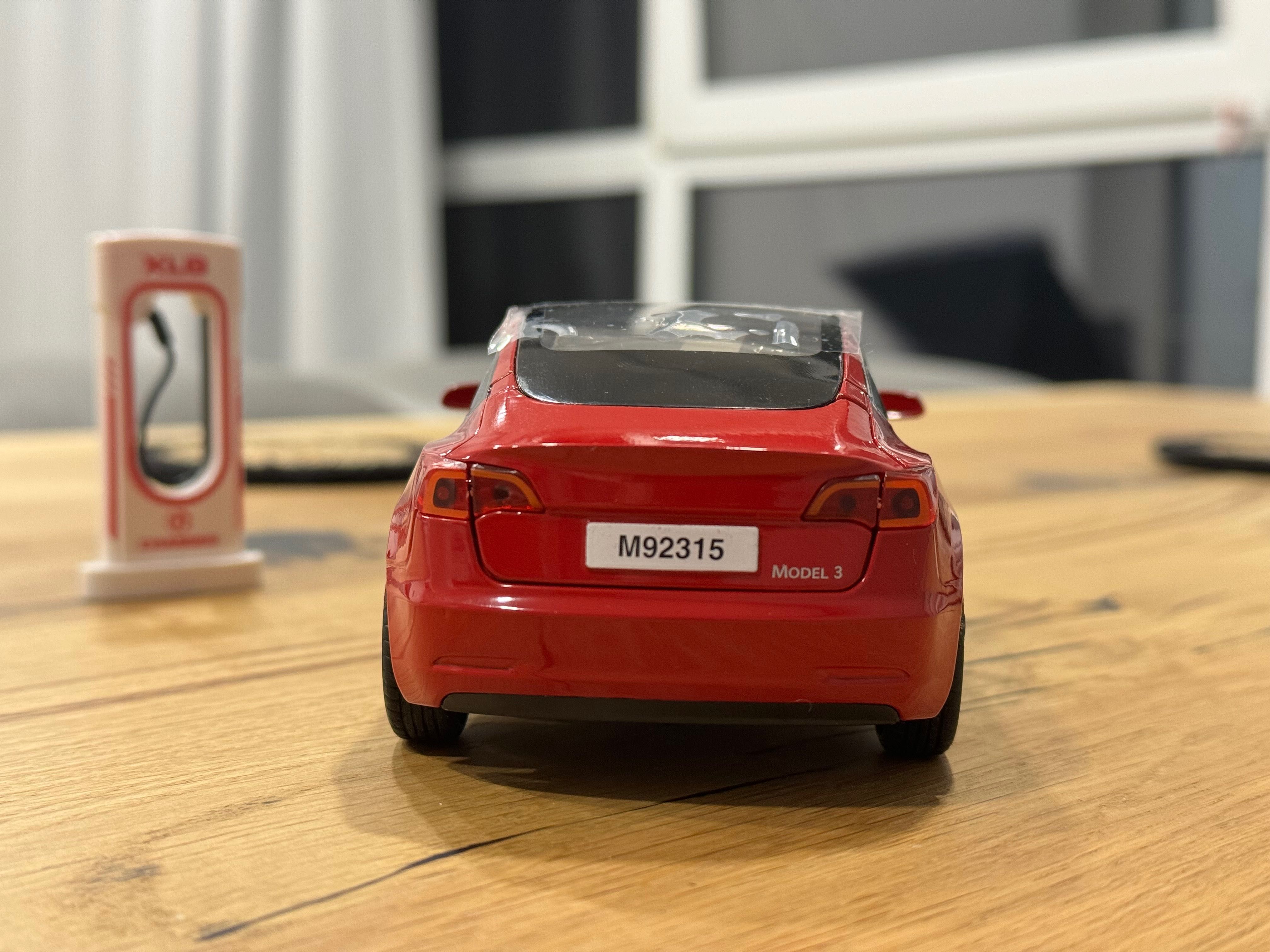 Моделька игрушка Tesla Model 3 (1:24)