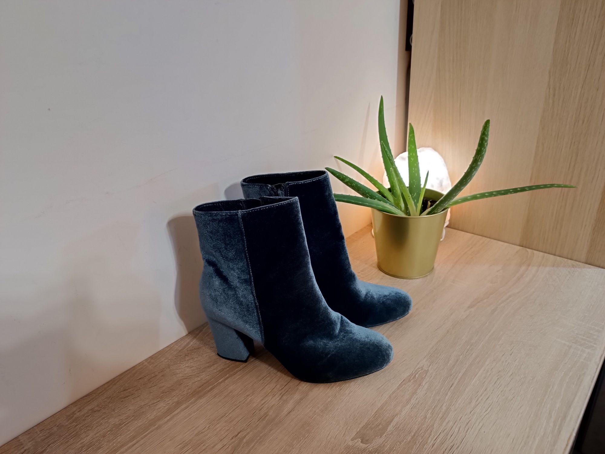 39 Bata 25,2 cm botki za kostkę szare aksamitne zamek słupek obcas