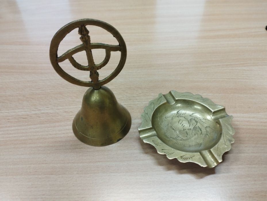 Zestaw popielniczka i dzwonek z mosiądzu