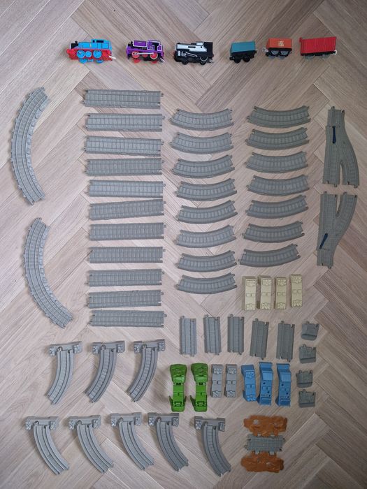 Tomek i Przyjaciele: 3lokomotywy z wagonami i duży zestaw torów (55el)