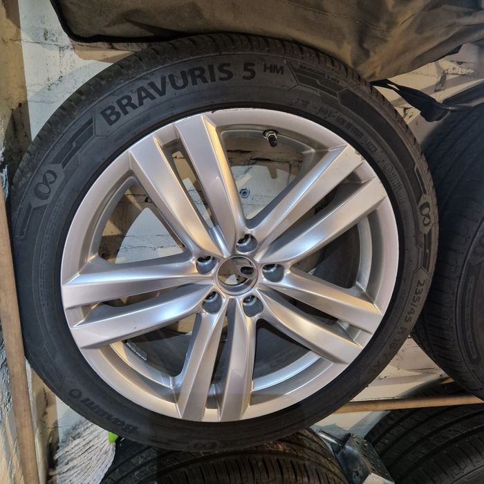 Felgi Volkswagen audi z oponami. Letnie 235/45/18