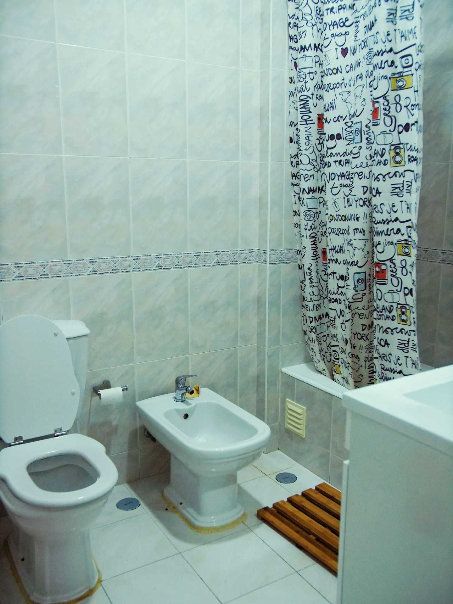Quarto amplo com marquise fechada para arrendar em Almada junto ao rio