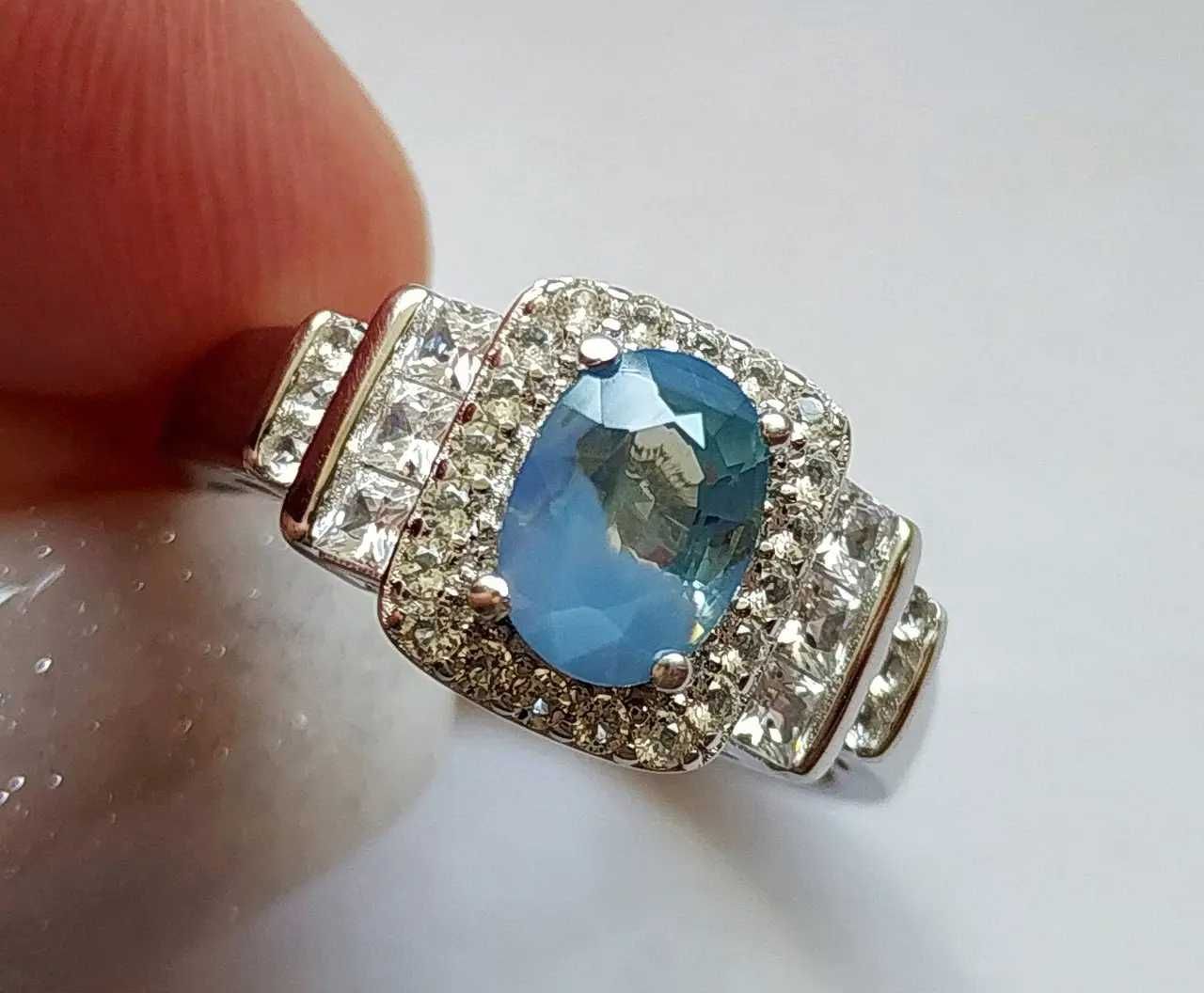 Кольцо с ультраредким мадагаскарским сапфиром 1.35ct и топазами