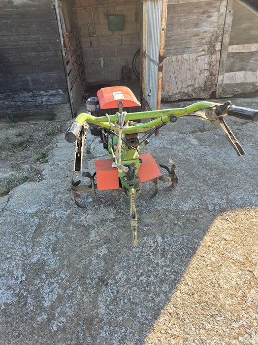 Tractor com acessórios de fresa a gasóleo