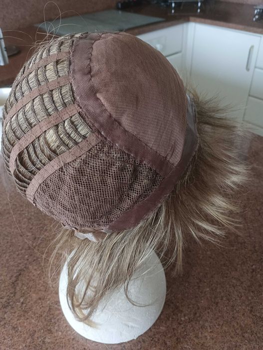 Peruca sintética e de muito boa qualidade