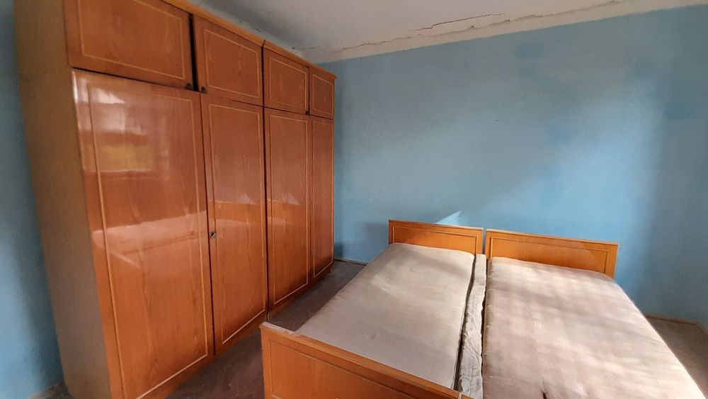 Віддаю безкоштовно ліжко і шафу