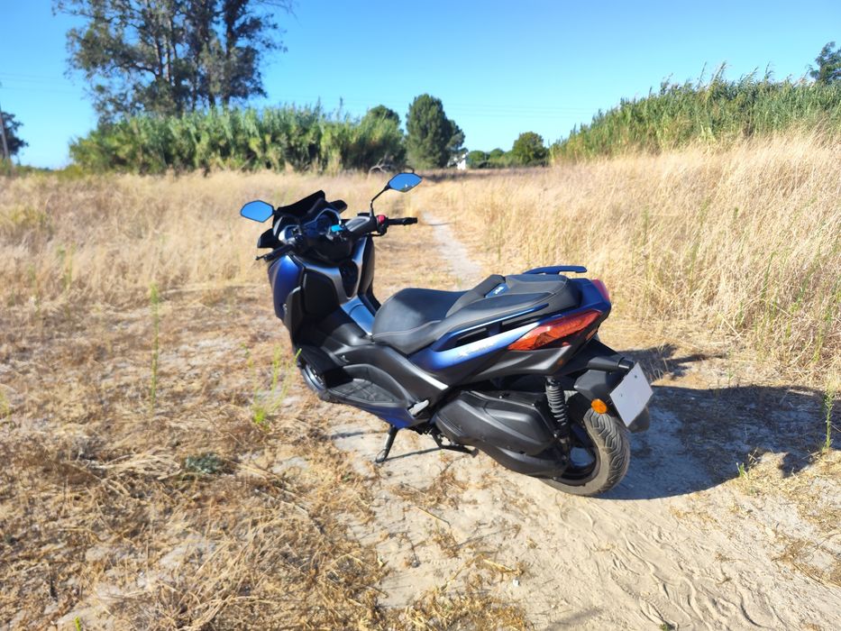 Yamaha Xmax 300 azul mate