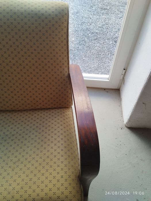 Sofá rústico, antigo,em muito bom estado. Braços e pés em boa madeira.