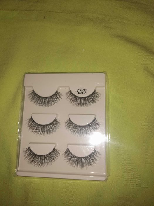 Накладні вії для виразного погляду .